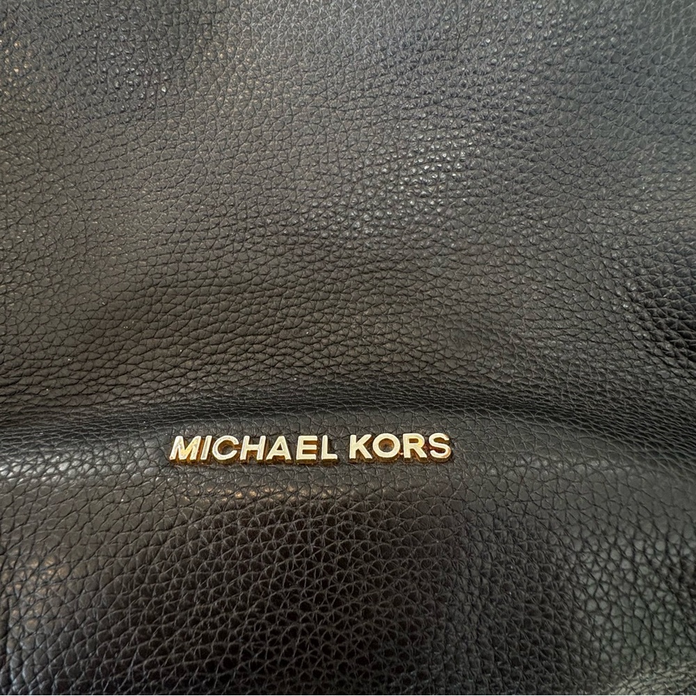 Michael Kors Jet Set Pebbled Leather
Shoulder Bag - Picture 2 of 14